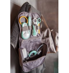 TROUSSE DE TOILETTE A SUSPENDRE 9 ACCESSOIRES